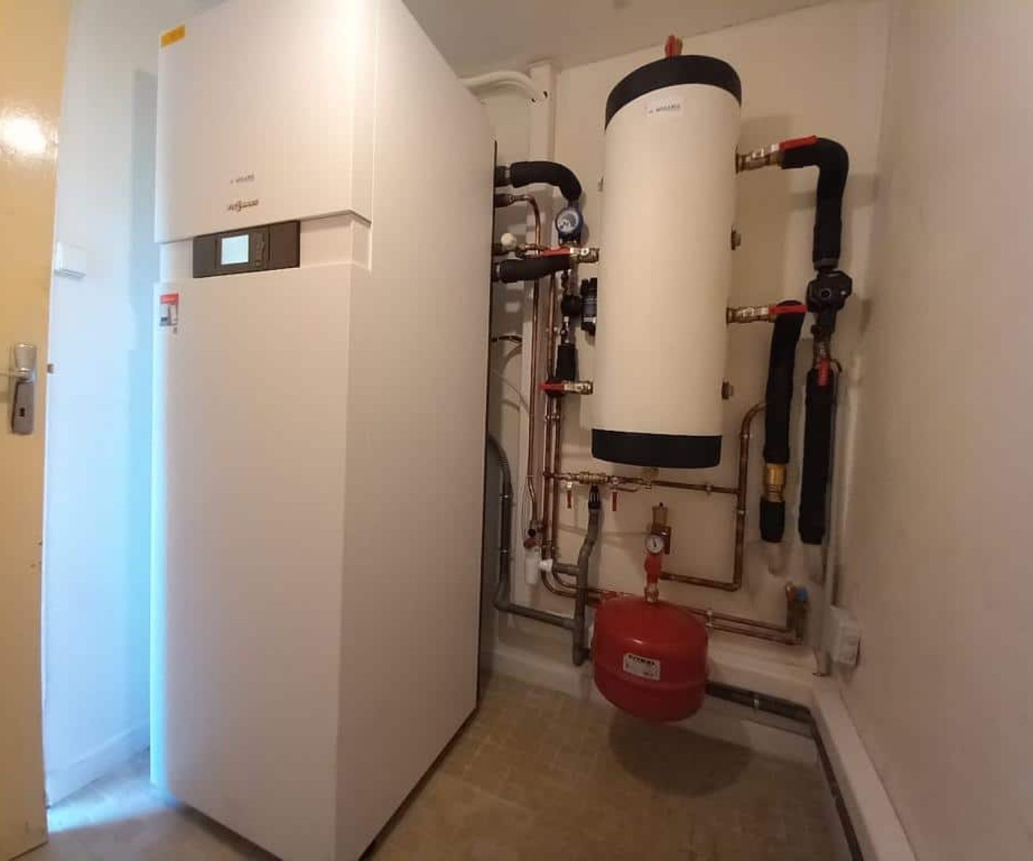 pose d'une pompe à chaleur air-eau viessmann vitocal 111s aux Cabannes en Ariège