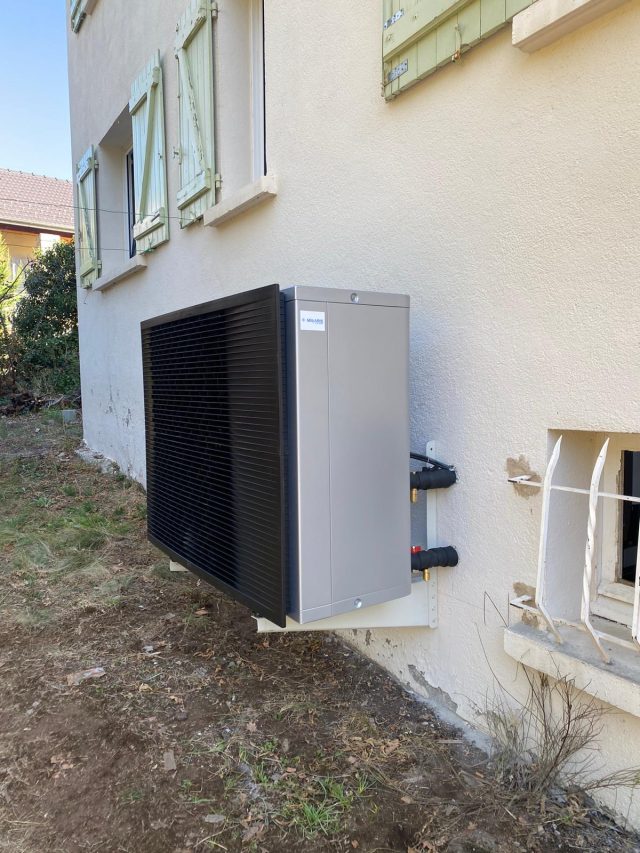 Ax-Les-Thermes  (ariège) : pose d&rsquo;une pompe à chaleur air-eau Altherma 3R mixte à split monophasé 18kw