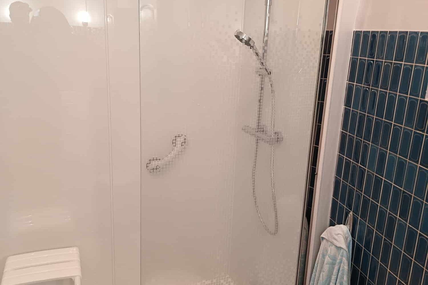 installation douche PMR à Savignac les Ormeaux