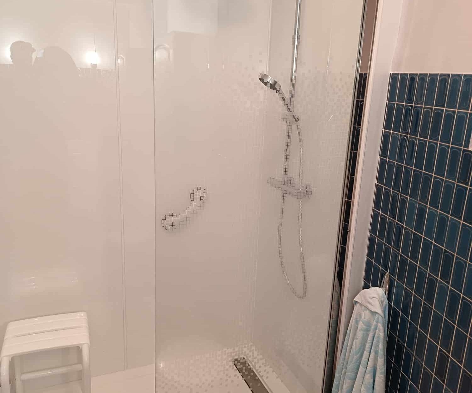 installation douche PMR à Savignac les Ormeaux